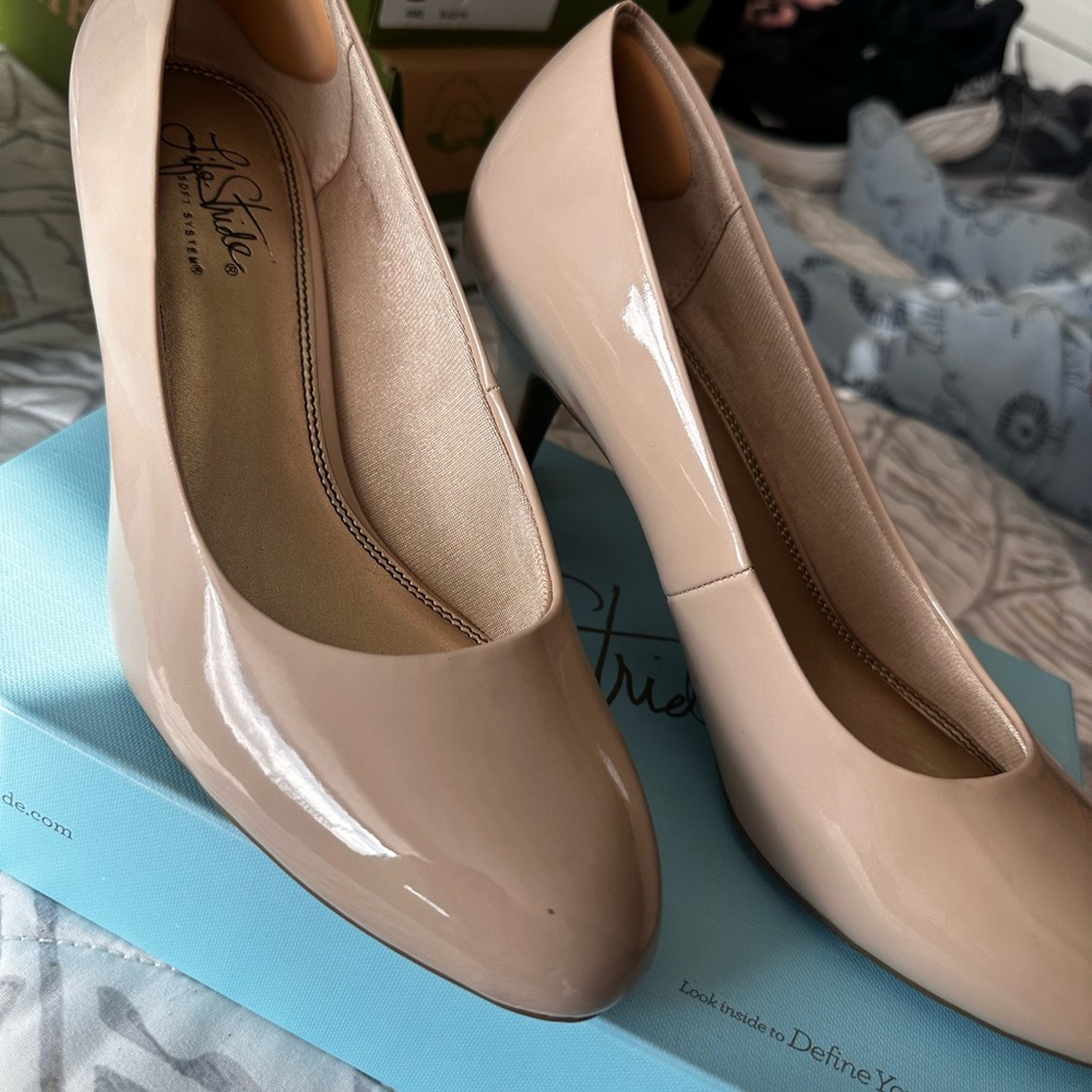 Life Stride Women's Nude Patent Heels